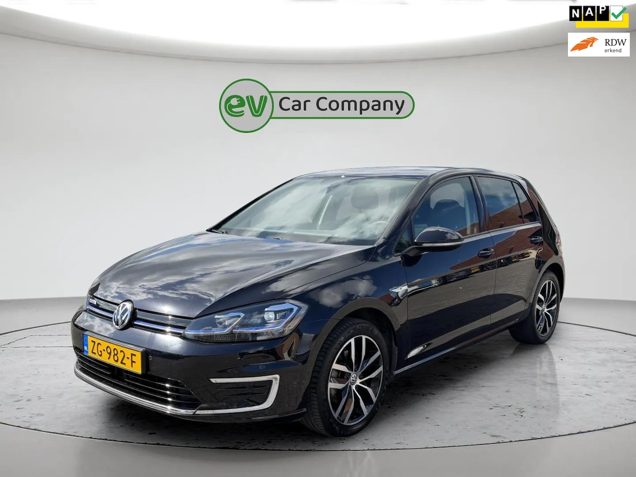 Volkswagen e-Golf - E-Golf | SOH 95% | CarPlay | Adaptieve Cruise Control | Led | Parkeersensoren | Facelift - AutoWereld.nl