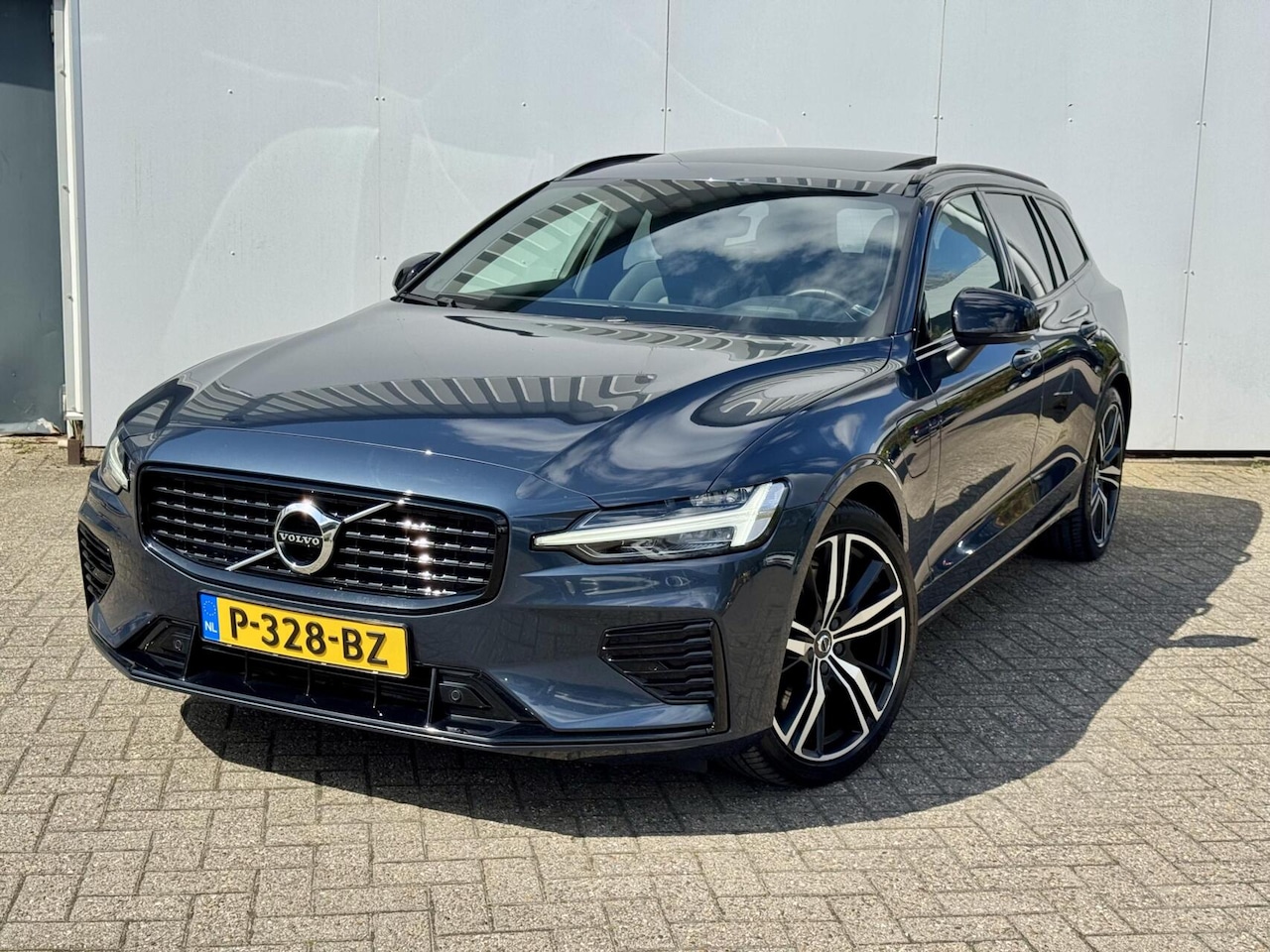 Volvo V60 - 2.0 T6 Recharge AWD R-Design|LongRange|ACC|Pano|el.bed.stoelen| - AutoWereld.nl