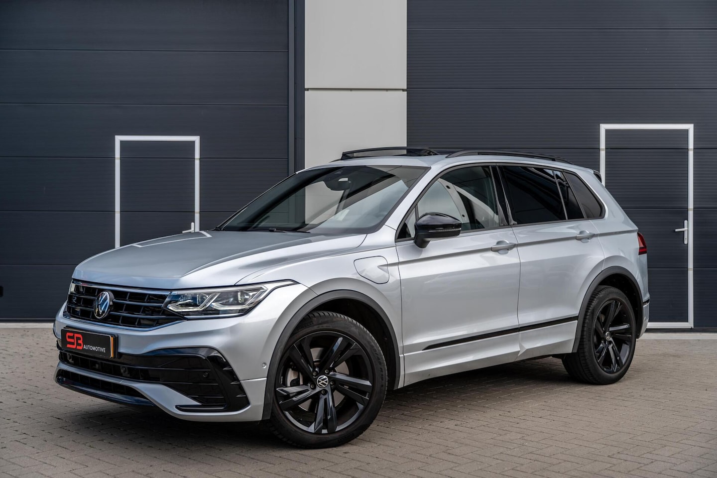Volkswagen Tiguan - 1.4 TSI eHybrid R-Line Business+ Pano|VOL! - AutoWereld.nl