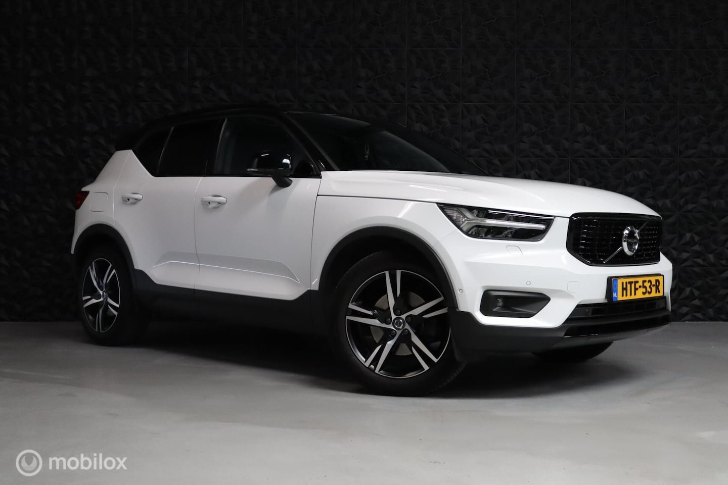 Volvo XC40 - 2.0 T5 AWD R-Design Intro Edition | Pano | H&K | - AutoWereld.nl