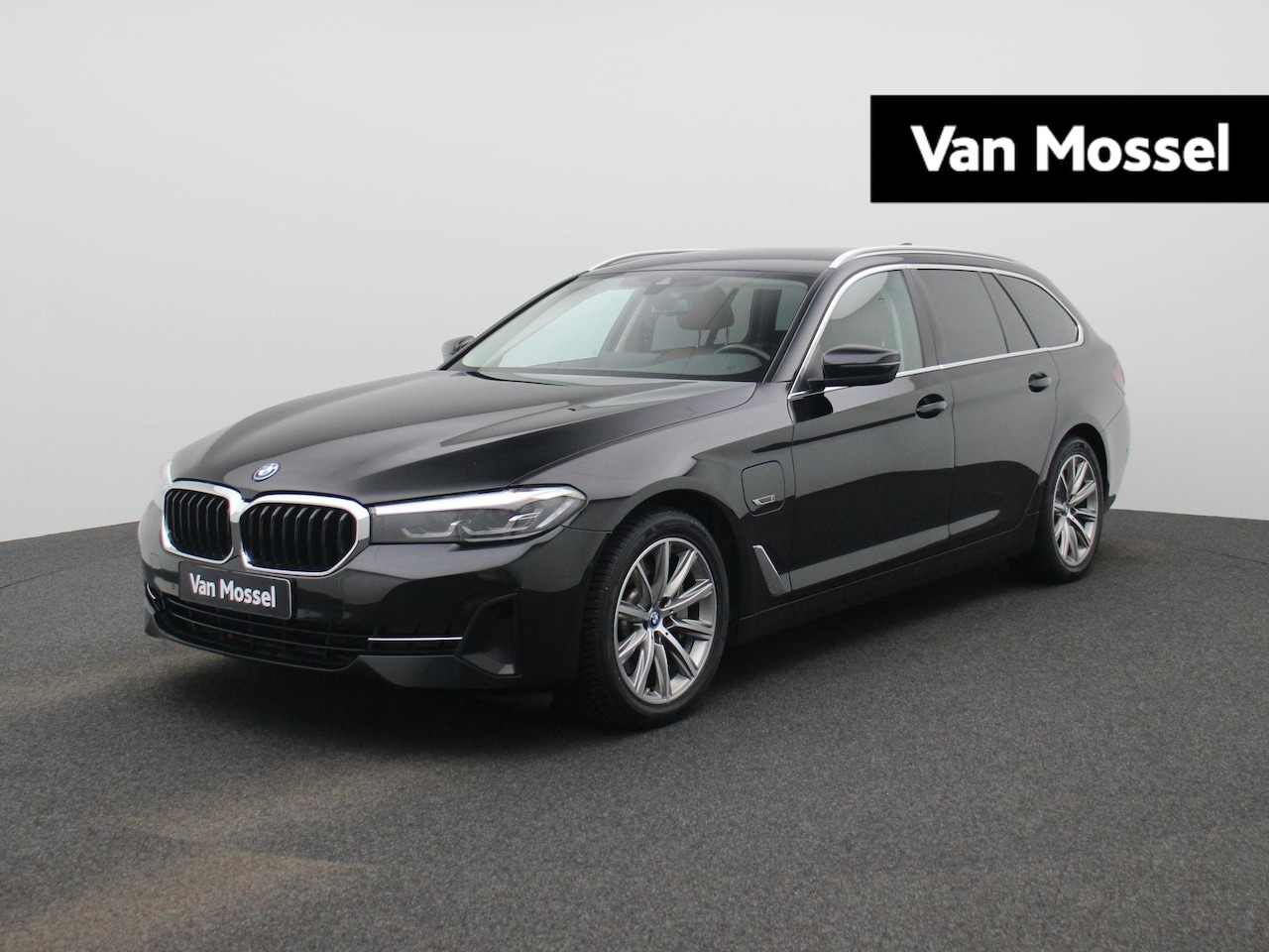BMW 5-serie Touring - 530e | Navigatie | Leder | Camera | Trekhaak - AutoWereld.nl