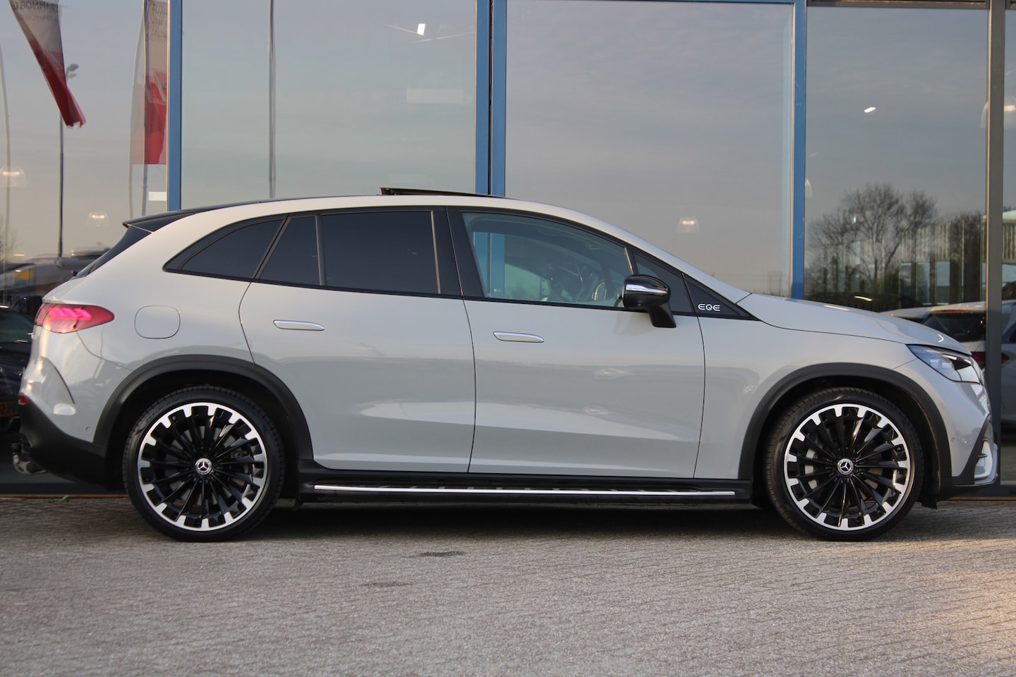 Mercedes-Benz EQE SUV - 350 4Matic AMG Line 91 kWh ''ALPINE GREY'' PANORAMADAK ACHTERASBESTURING LEDER MEMORY BURM - AutoWereld.nl