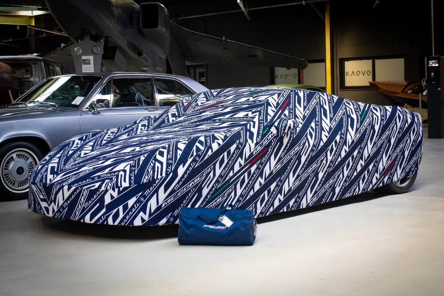 Maserati MC20 - Indoor car cover – camouflage – nieuwstaat - AutoWereld.nl