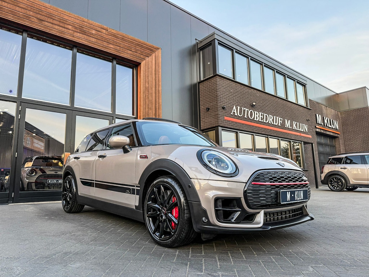 MINI Clubman - Mini 2.0 JCW ALL4 John Cooper Works F1 aut 306pk/Rooftopgrey/Chesterbrown leer/Pano/Btw - AutoWereld.nl