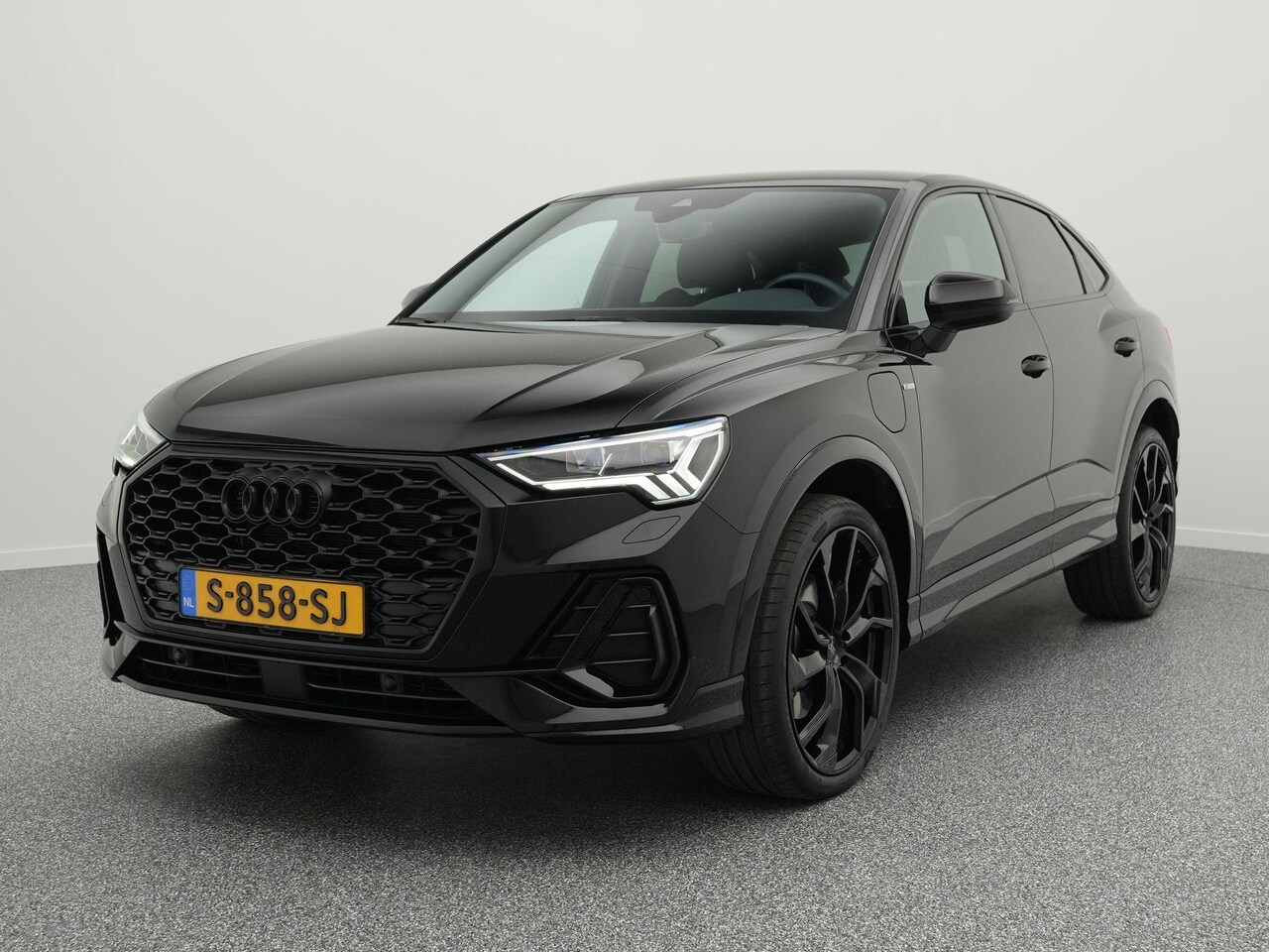 Audi Q3 Sportback - S-Line 45 TFSI e 245 PK | LED | Achteruitrijcamera | Leder | Sonos Audio | Trekhaak | - AutoWereld.nl