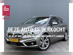 BMW 2-serie Active Tourer - BWJ 2015 | 220i 192PK Sport AUTOMAAT | PANO DAK | TREKHAAK | LEER | SPORTSTOELEN | 18'' LM