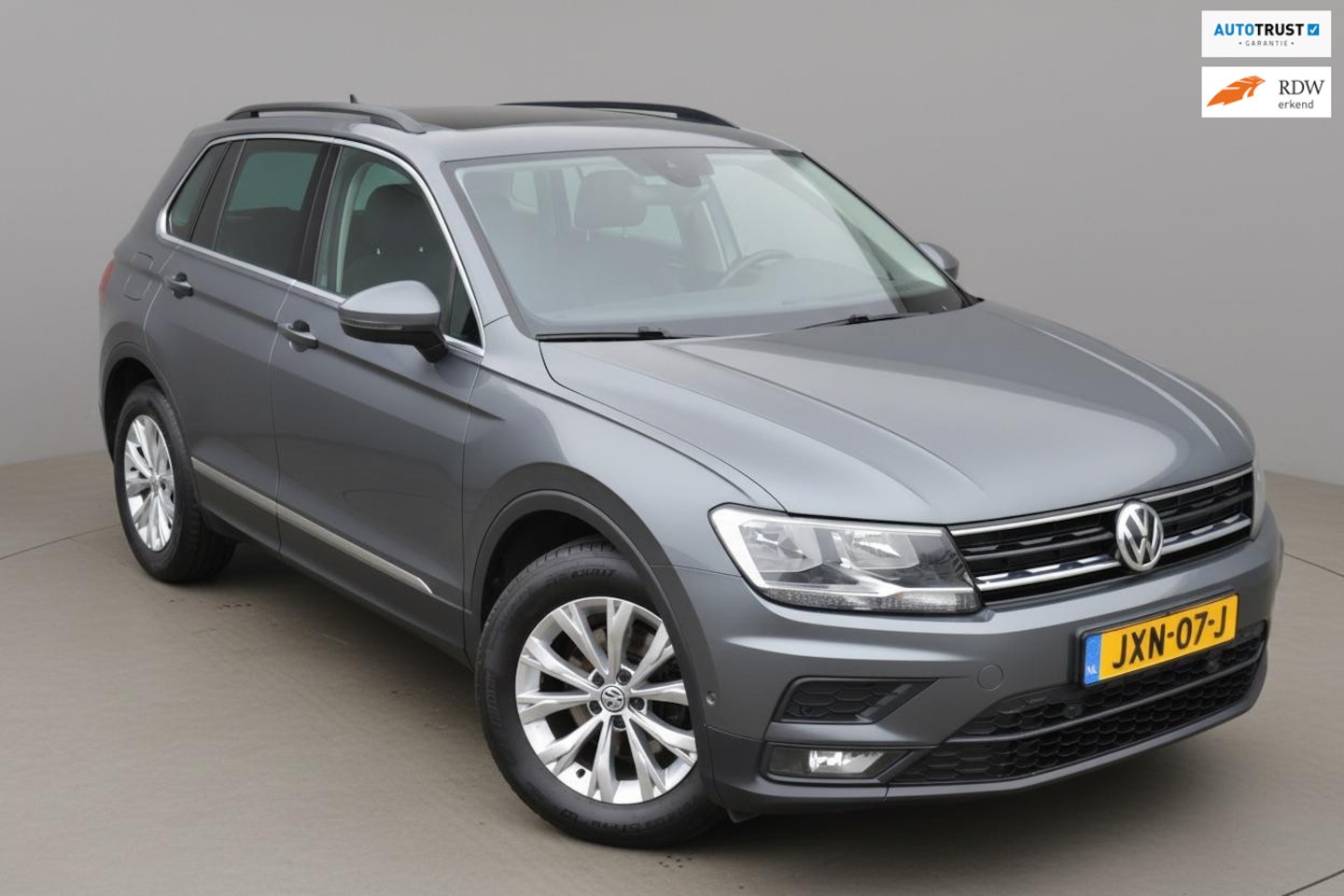 Volkswagen Tiguan - Massage|Parkeerhulp|Camera|Trekhaak|Luxe| - AutoWereld.nl