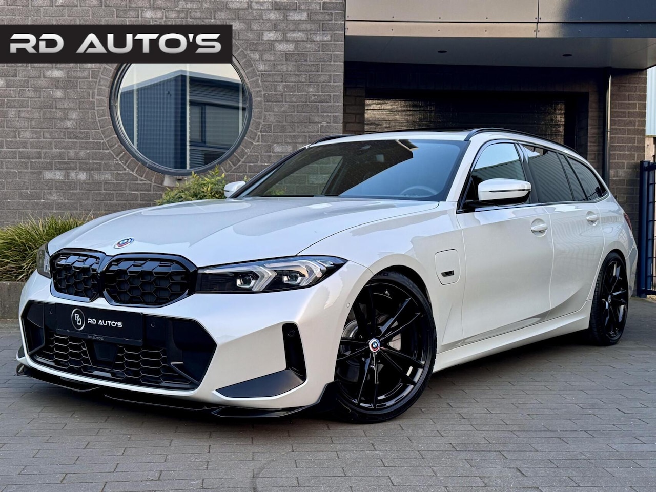 BMW 3-serie Touring - 330e M Sport Pano H/K Trekhaak Facelift Led Stuurverwarming - AutoWereld.nl