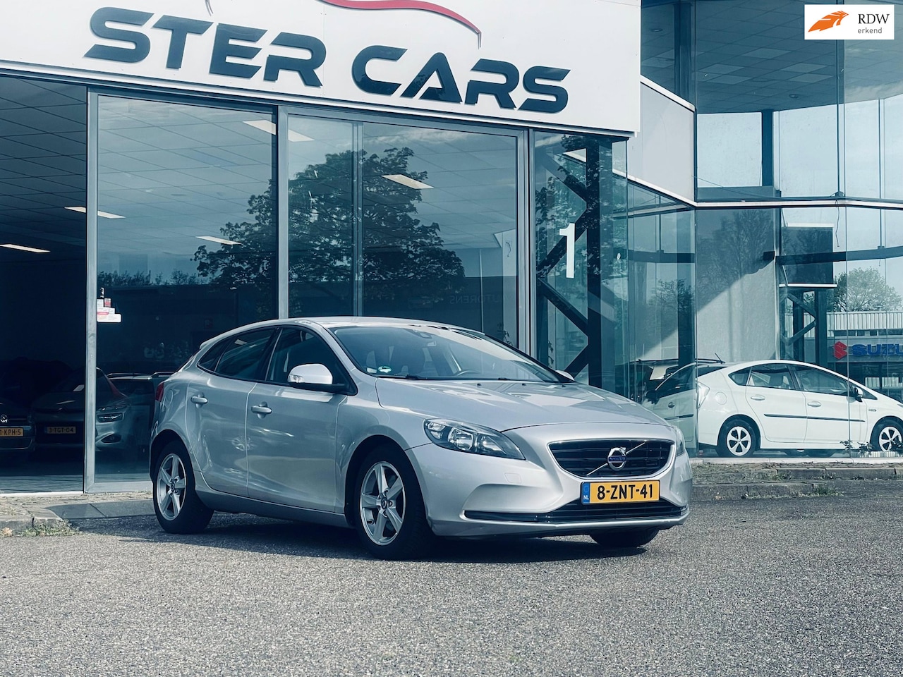 Volvo V40 - 1.6 D2 Momentum|Automaat|Onderhoud|Trekhaak| - AutoWereld.nl