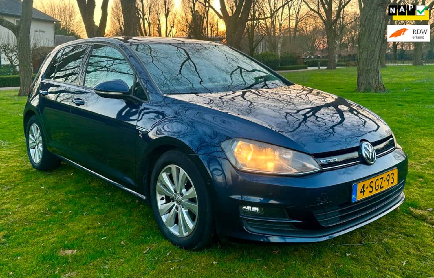 Volkswagen Golf - 1.6 TDI Highline BlueMotion | PDC | Navi | Parkeer Assistent | Sportstoelen |Elekt Spiegel - AutoWereld.nl