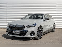 BMW 5-serie - 530e M Sport Automaat / Panoramadak / Trekhaak / Adaptief onderstel professional / Bowers