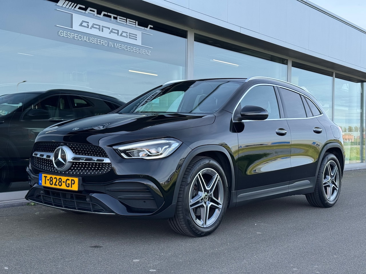 Mercedes-Benz GLA-Klasse - 200 AMG Line automaat , wegklapbare trekhaak , achteruitrijcamera - AutoWereld.nl