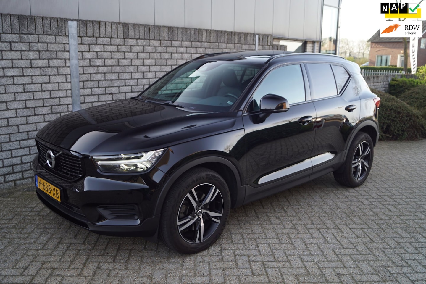 Volvo XC40 - 2.0 T4 AWD R-Design Autom Panodak Leder Stoel/Stuur ABank Verw Navi Camera Clima Cruise 2x - AutoWereld.nl