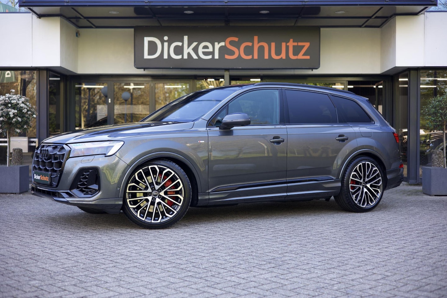 Audi Q7 - 60 TFSIe Competition Vierwielb. | Pano | Massage | Trekhaak - AutoWereld.nl