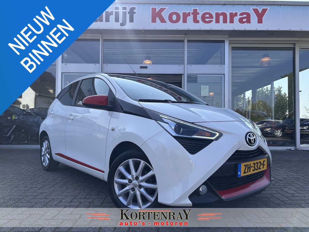 Toyota Aygo - 1.0 VVT-i x-joy automaat/carplay met camera/navi/auto airco/top occasion - AutoWereld.nl