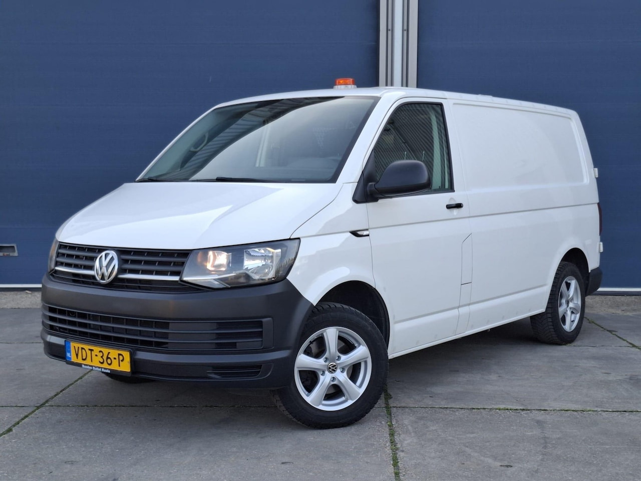 Volkswagen Transporter - 2.0 TDI L1H1 Highline AIRCO / TREKHAAK / 3 ZITS / EURO 6 / N.A.P - AutoWereld.nl