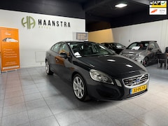 Volvo S60 - 1.6 T4 Kinetic Navigatie Trekhaak Ton Van Kuyk onderhouden