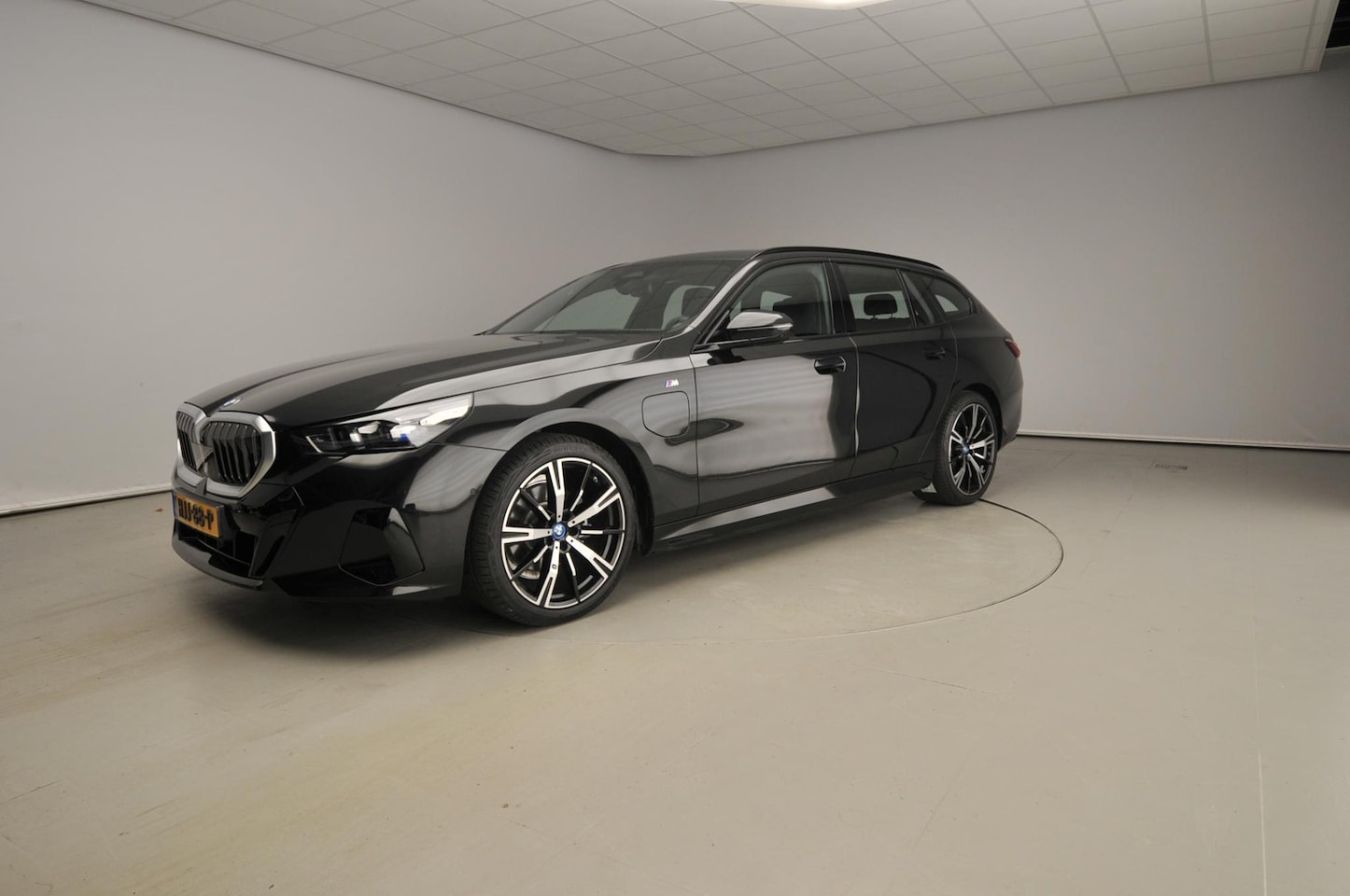 BMW 5-serie Touring - 530e | M-Sportpakket | LED | Leder | HUD | Active cruise | Trekhaak | Panoramadak | DAB | - AutoWereld.nl