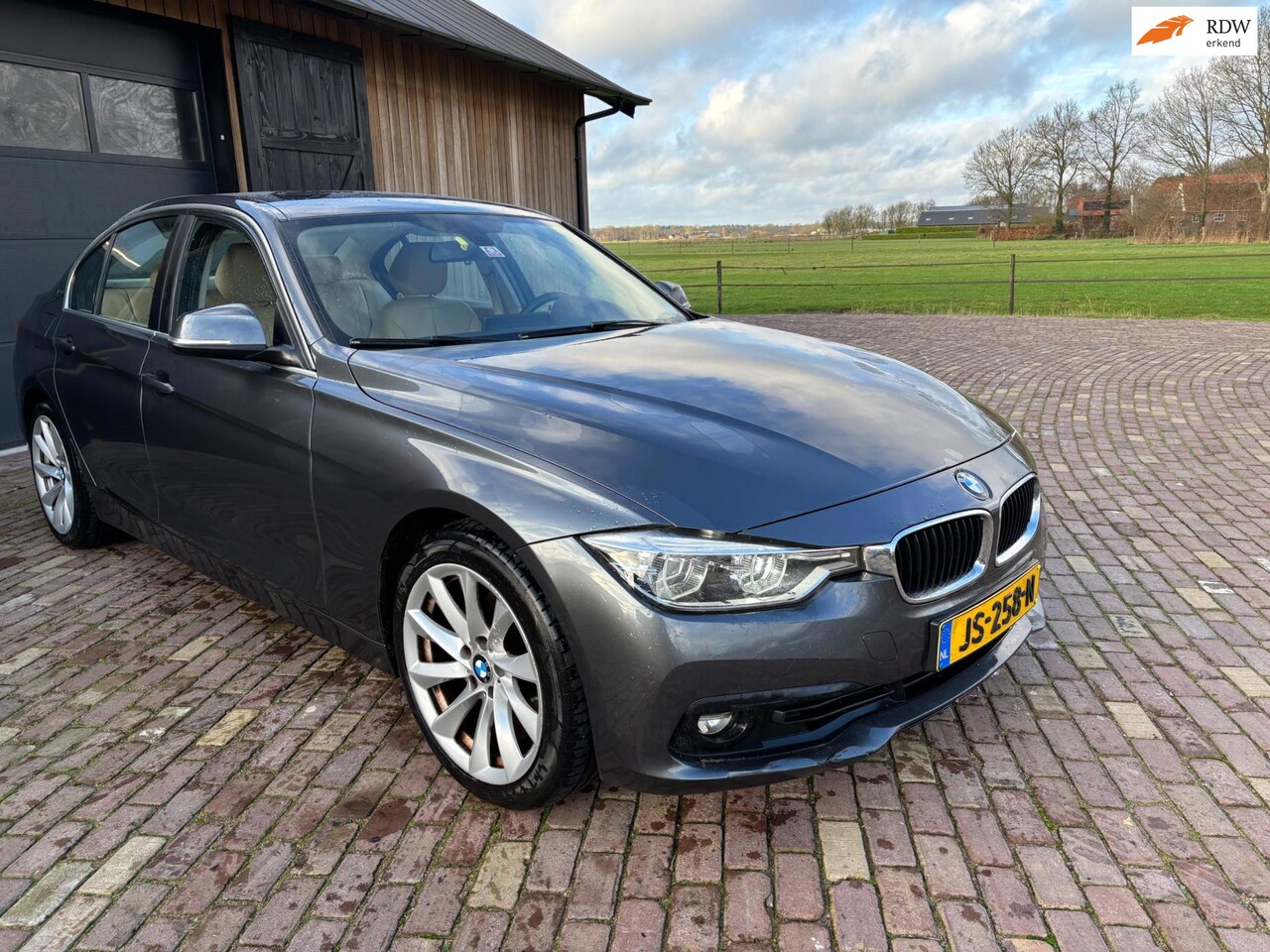 BMW 3-serie - 330e 330e,HYBRIDE, LEER ,NAVI ,TREKHAAK, DUBBELSET WIELEN MET NW WINTERBANDEN. - AutoWereld.nl