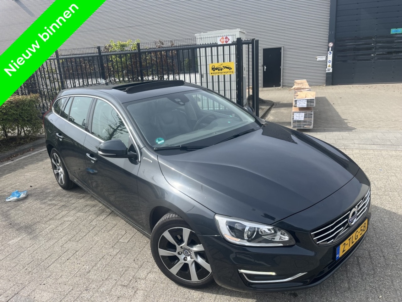 Volvo V60 - 2.4 D6 Automaat Pano|Clima|Navi|Camera 2014 - AutoWereld.nl