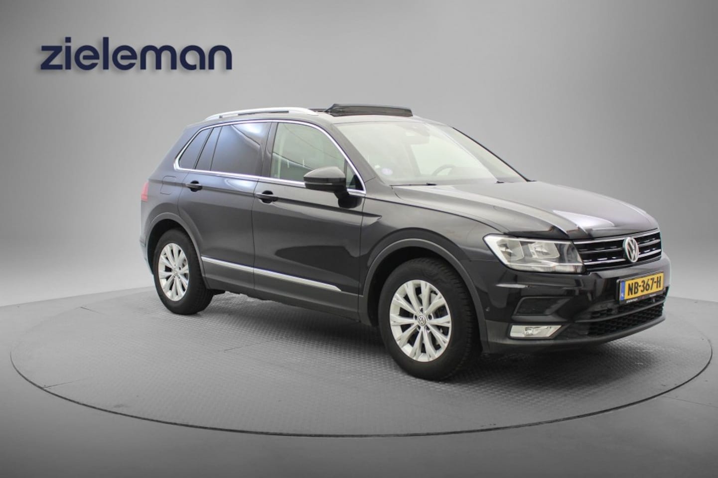 Volkswagen Tiguan - 1.4 TSI Connected Series - Panorama, Carplay, Camera, Massage, Stoelverw. Trekhaak - AutoWereld.nl