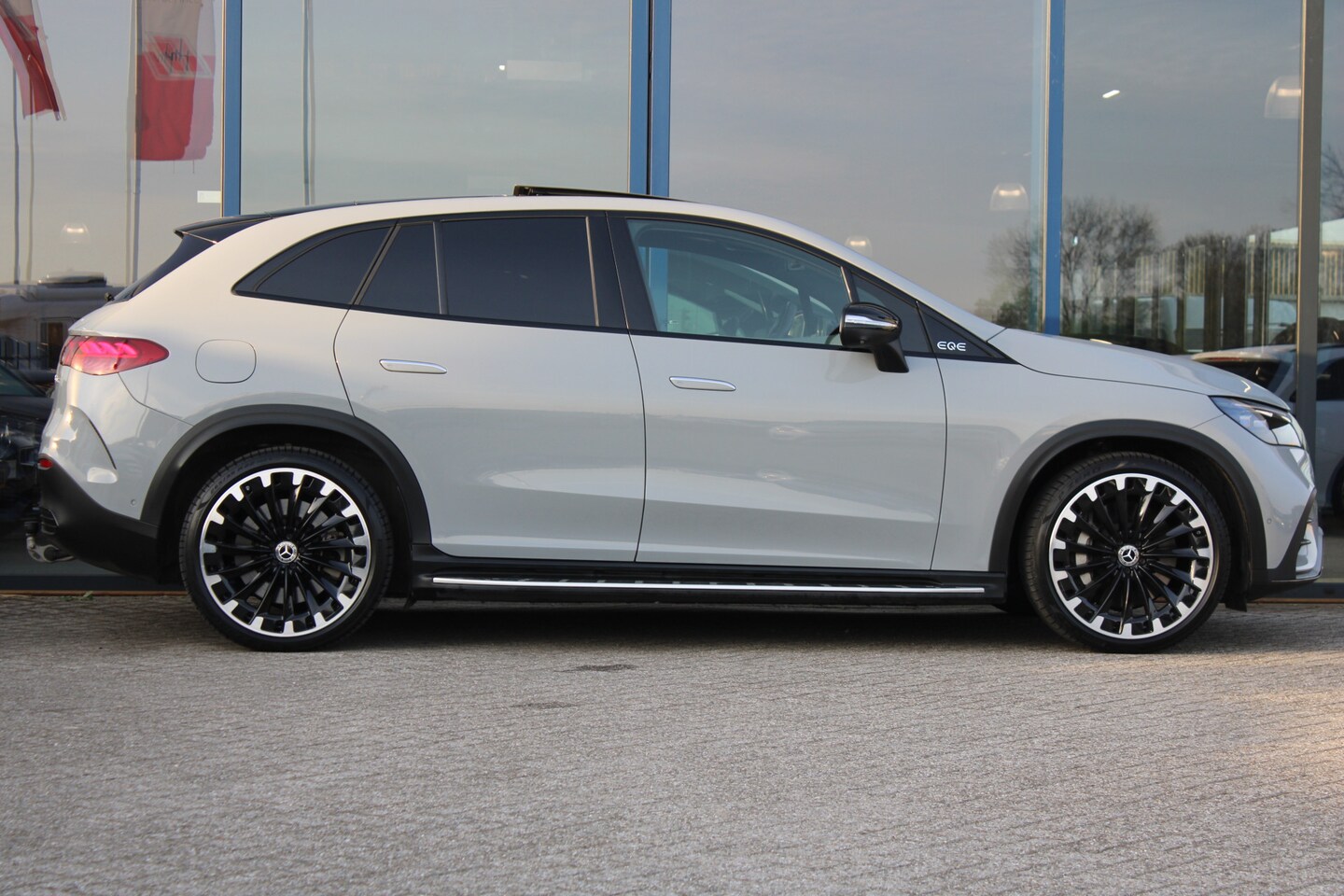 Mercedes-Benz EQE SUV - 350 4Matic AMG Line 91 kWh ''ALPINE GREY'' PANORAMADAK ACHTERASBESTURING LEDER MEMORY BURM - AutoWereld.nl