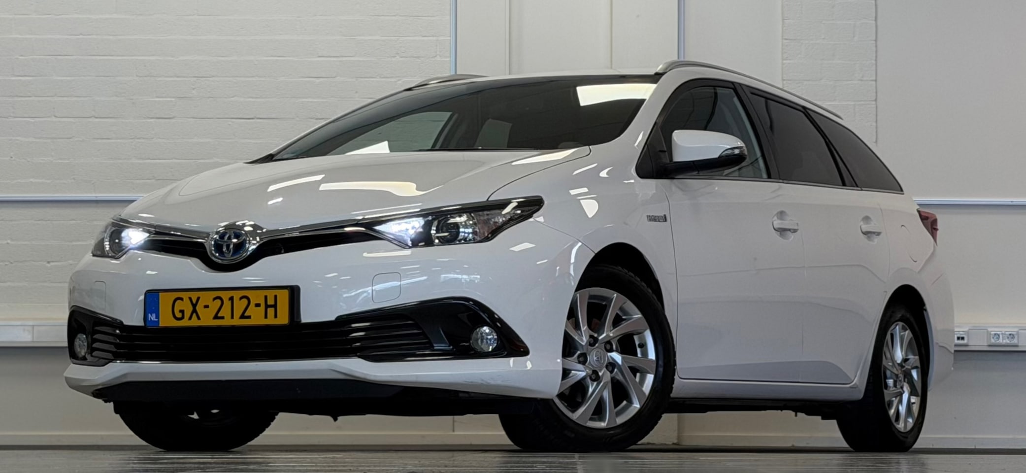 Toyota Auris Touring Sports - 1.8 Hybrid Dynamic Trekhaak 2e Eigenaar Camera Navi Mooi! - AutoWereld.nl