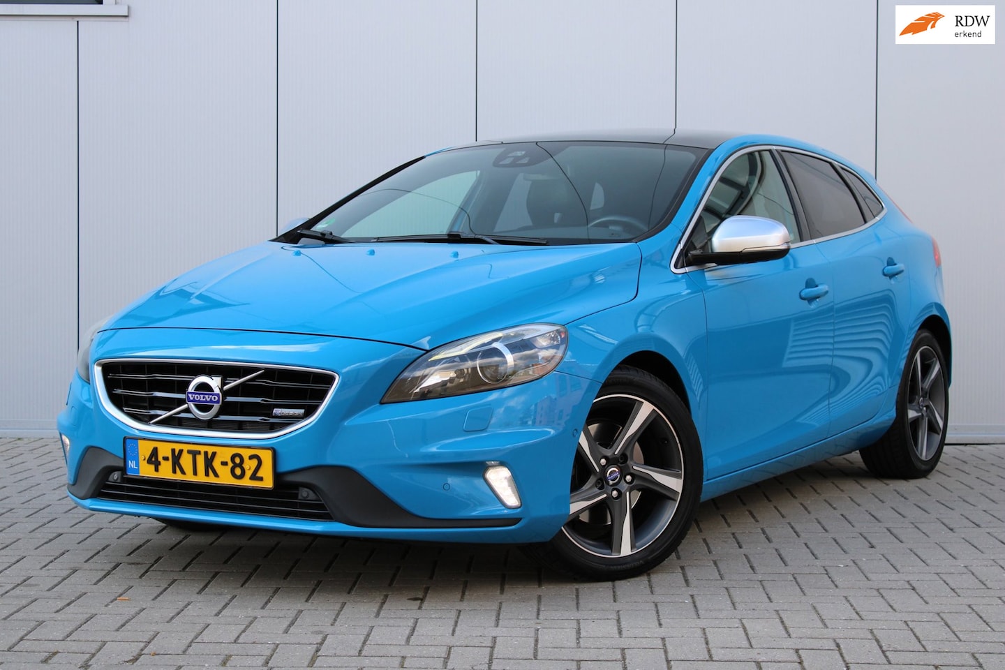 Volvo V40 - 1.6 D2 R-Design PANO I AUTOMAAT I CRUISE I CAMERA I LEDER I MEMORY I DODE HOEK I - AutoWereld.nl