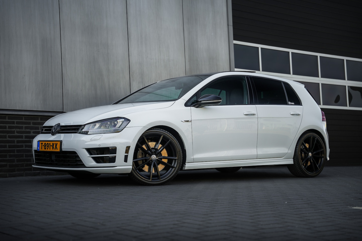 Volkswagen Golf - 2.0 TSI R 4Motion 390 pk / Pano-Dak/ Keyless/ ACC/ DCC/ DSG/ Akraprovic/ Carplay/ Bi-Xenon - AutoWereld.nl