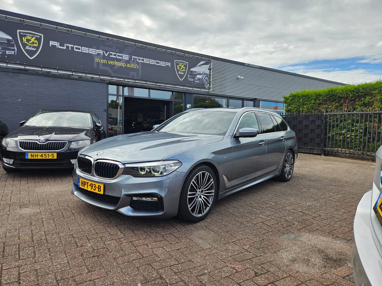BMW 5-serie Touring - 530d xDrive High Executive # M Sport pakket # Pano # Trekhaak. Prachtige auto!! - AutoWereld.nl