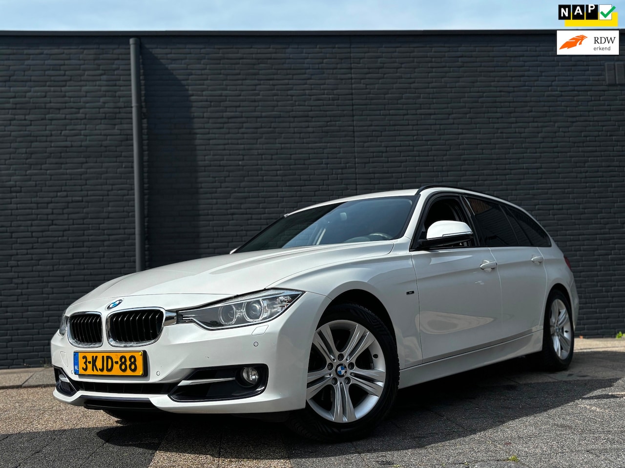 BMW 3-serie Touring - 320i Upgrade Edition M | Groot Navi | Trekhaak | Parelmoer - AutoWereld.nl
