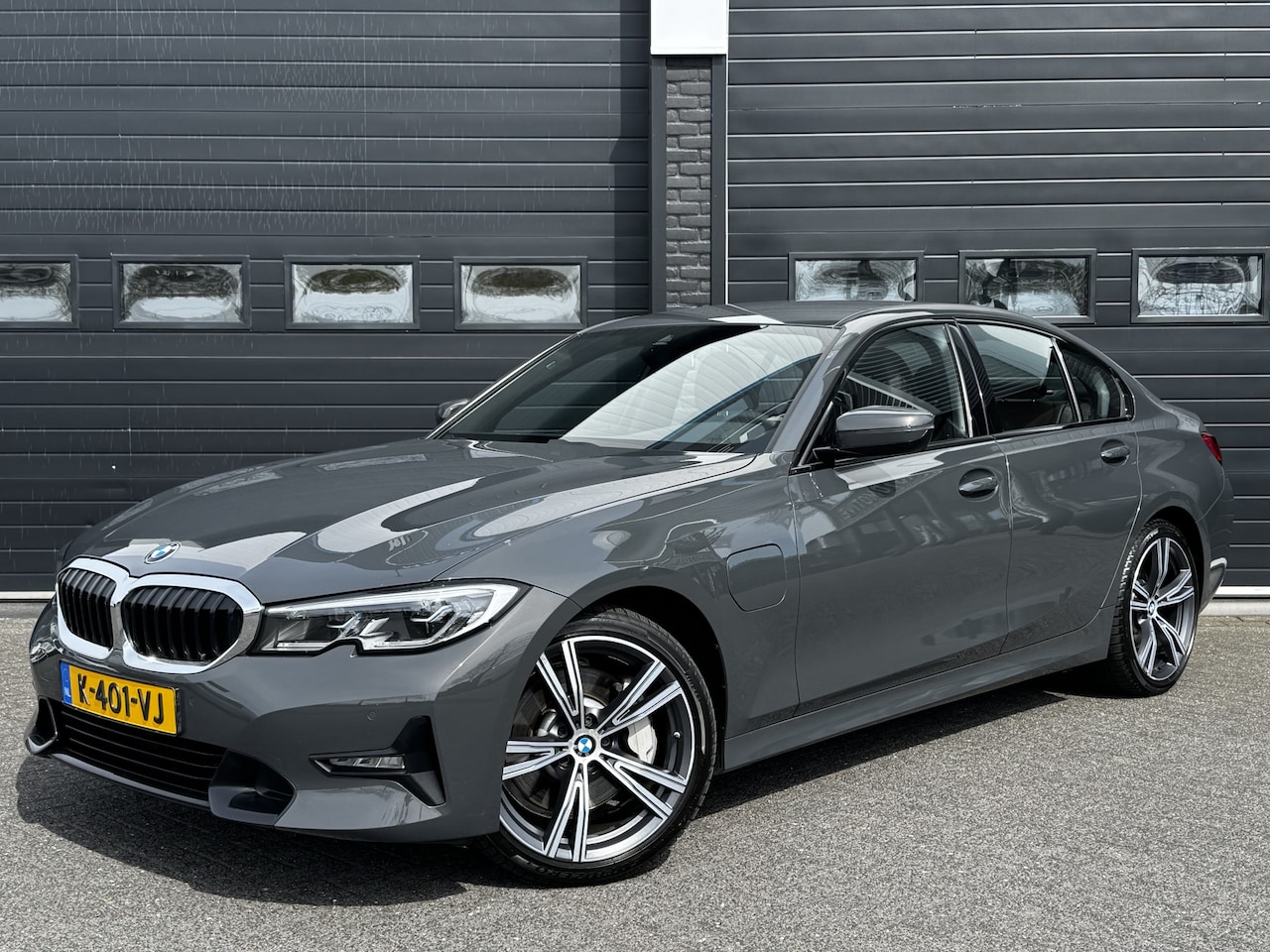 BMW 3-serie - 330e High Executive 293PK Dealer OH | Laser | 19'' | Individual kleur | Leder | €29.950,- - AutoWereld.nl