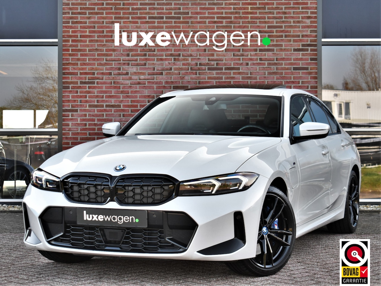 BMW 3-serie - 330e xDrive M-Sport Pro Pano M-zetels ACC HUD 19inch El-klep - AutoWereld.nl