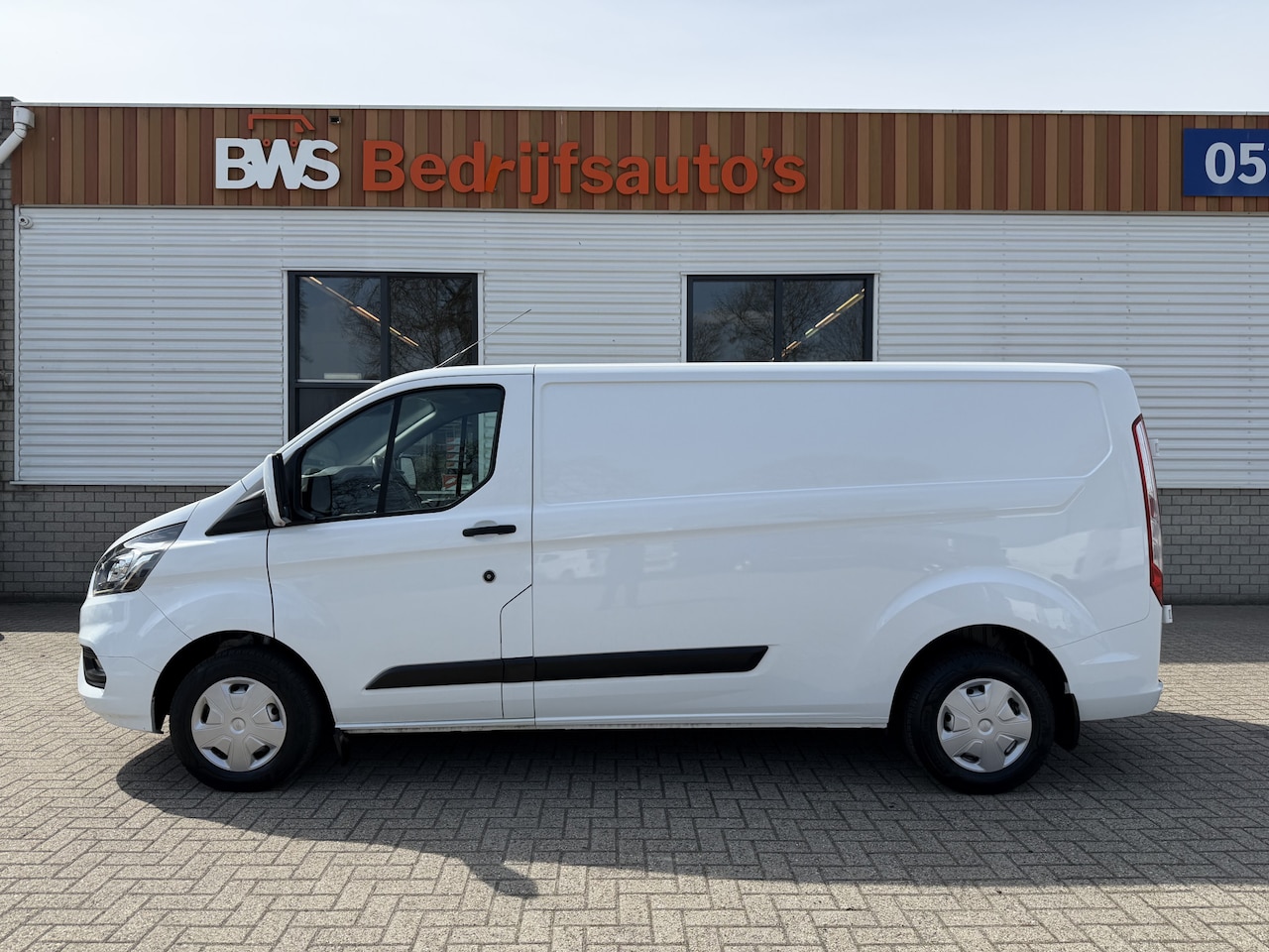 Ford Transit Custom - 300 2.0 TDCI 130pk L2H1 Trend / vaste prijs rijklaar € 17.950 ex btw / ingerichte laadruim - AutoWereld.nl