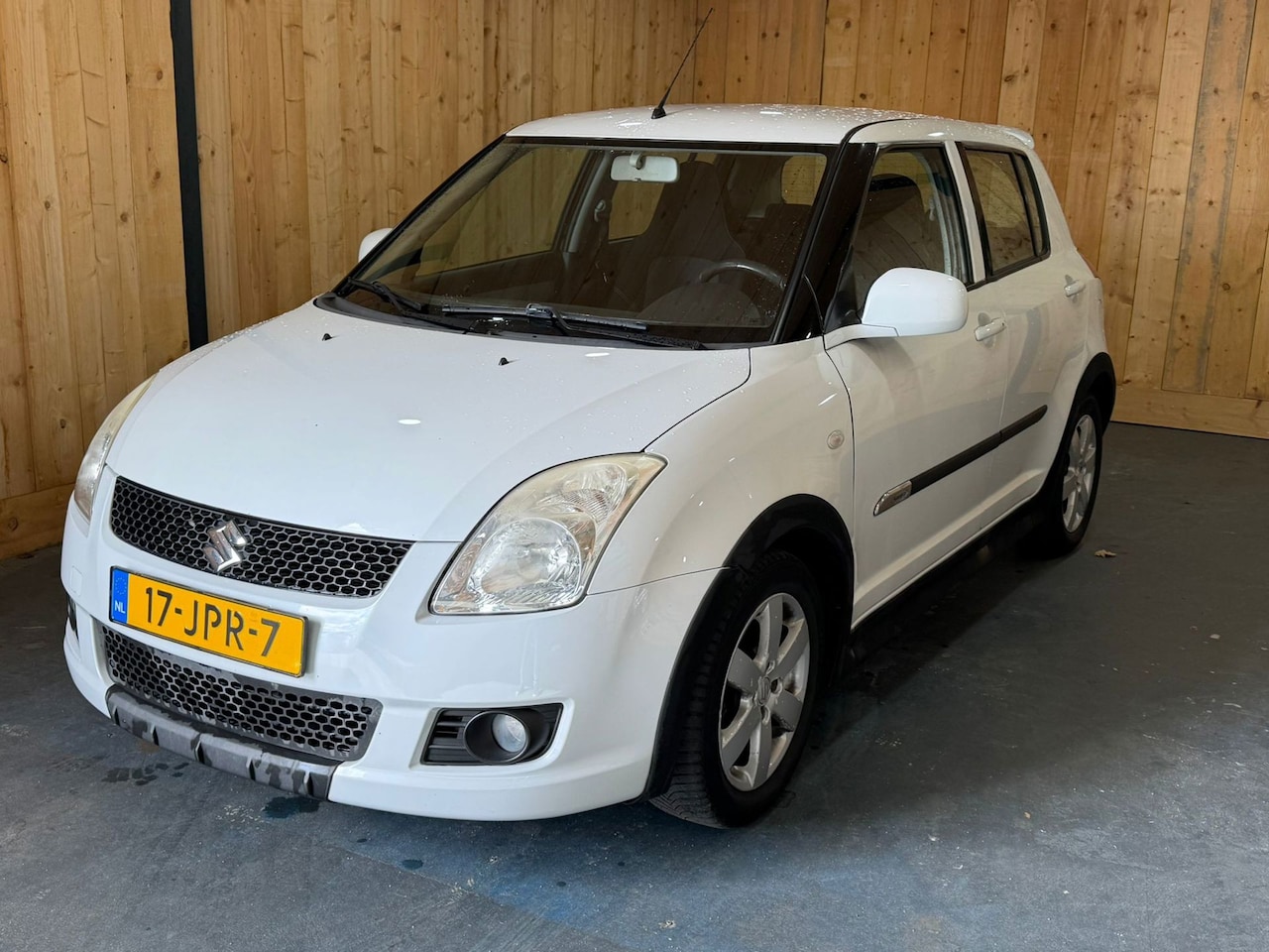 Suzuki Swift - 1.3 Bandit 5-Deurs Airco 2009 Wit - AutoWereld.nl