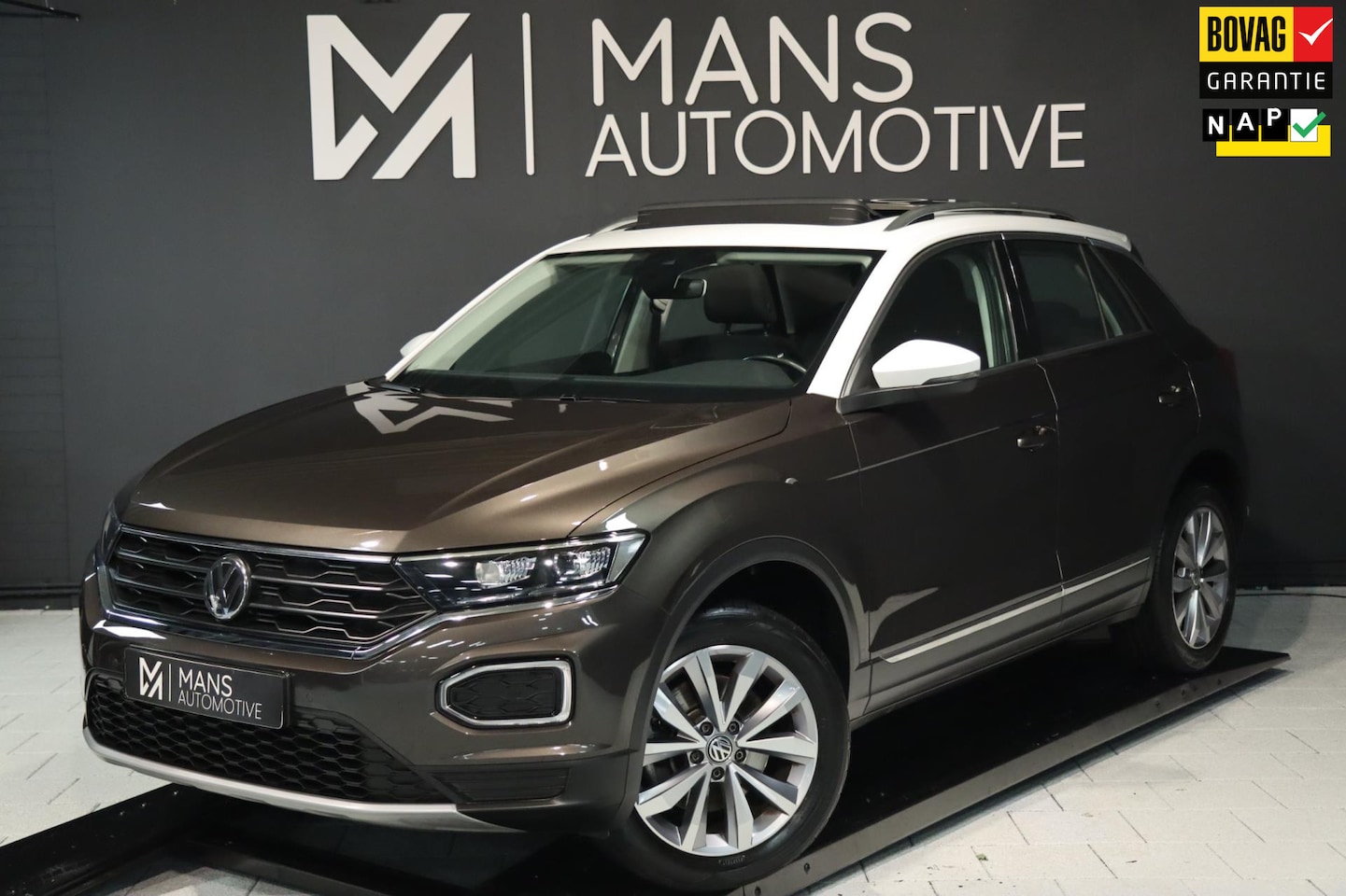 Volkswagen T-Roc - 1.5 TSI / PANODAK / ACC / CAMERA / CARPLAY / STUUR+STOELVERW - AutoWereld.nl