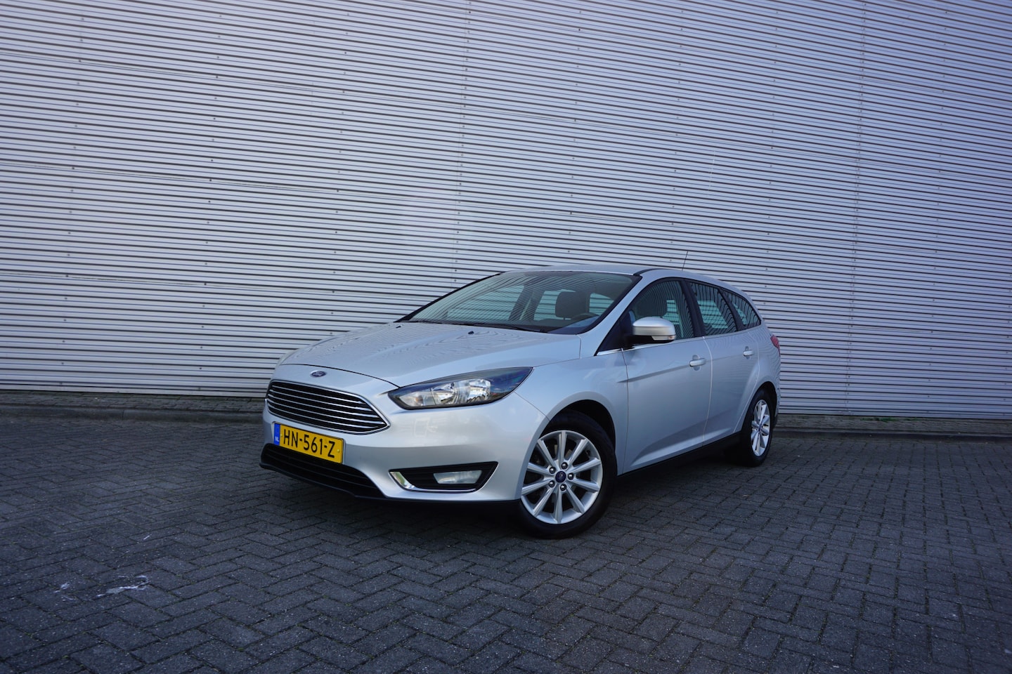 Ford Focus Wagon - 1.0 Titanium Edition Climate / Navi / Cruise / Parkeers. / Trekhaak / Lm velgen - AutoWereld.nl