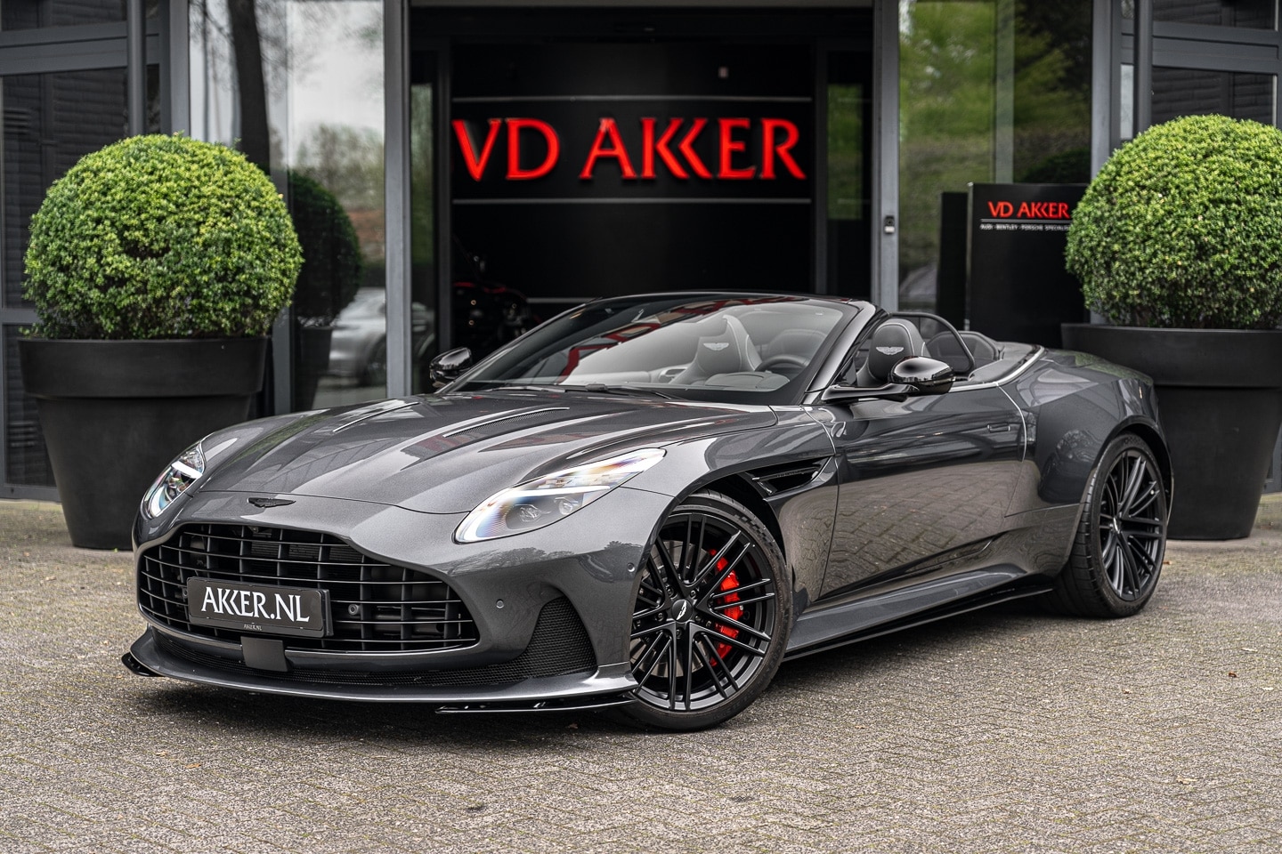 Aston Martin DB12 Volante - V8 | Lower Body Pack | Signature Lak | Sportstoel Plus | Contrast Stitching | Lux Quilting - AutoWereld.nl