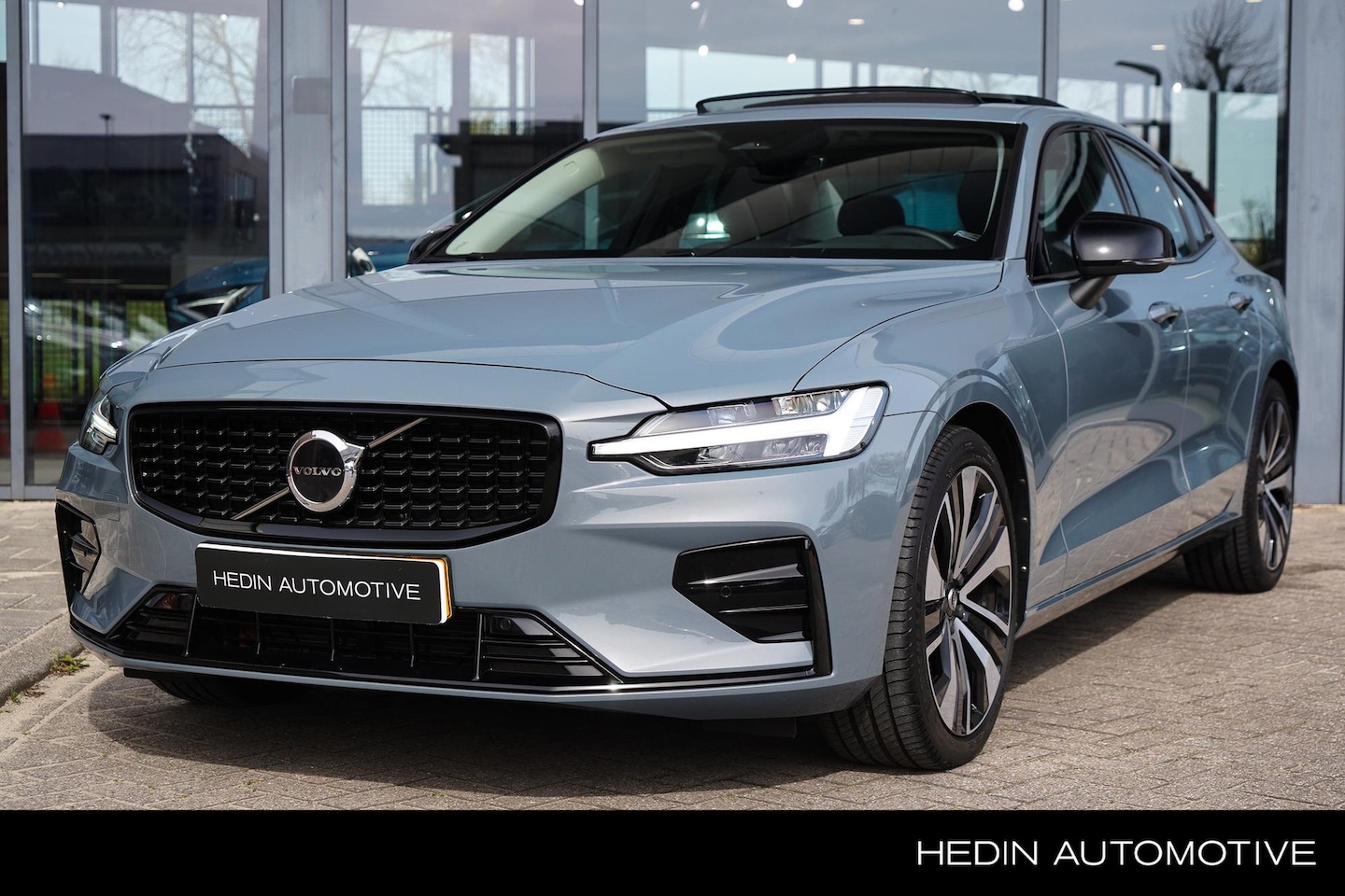 Volvo S60 - 2.0 B4 Plus Dark | Automaat | Trekhaak elektrisch | Lederen bekleding | Panoramadak schuif - AutoWereld.nl