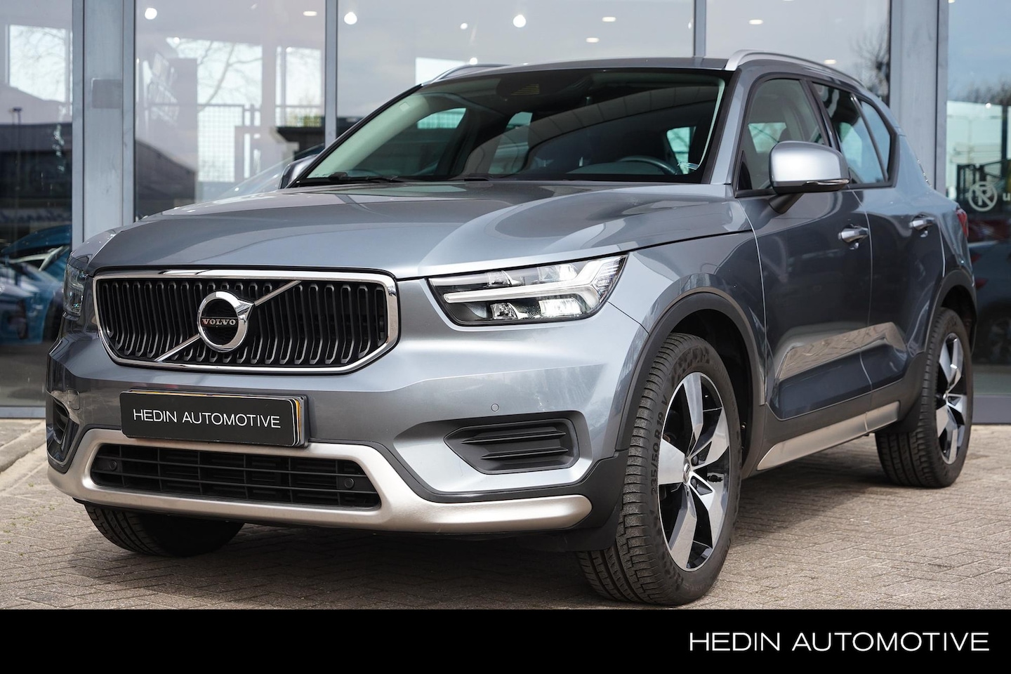 Volvo XC40 - 2.0 T4 Momentum | 1800 KG trekgewicht | Stoelverwarming Voor & Achter + Stuurverwarming | - AutoWereld.nl