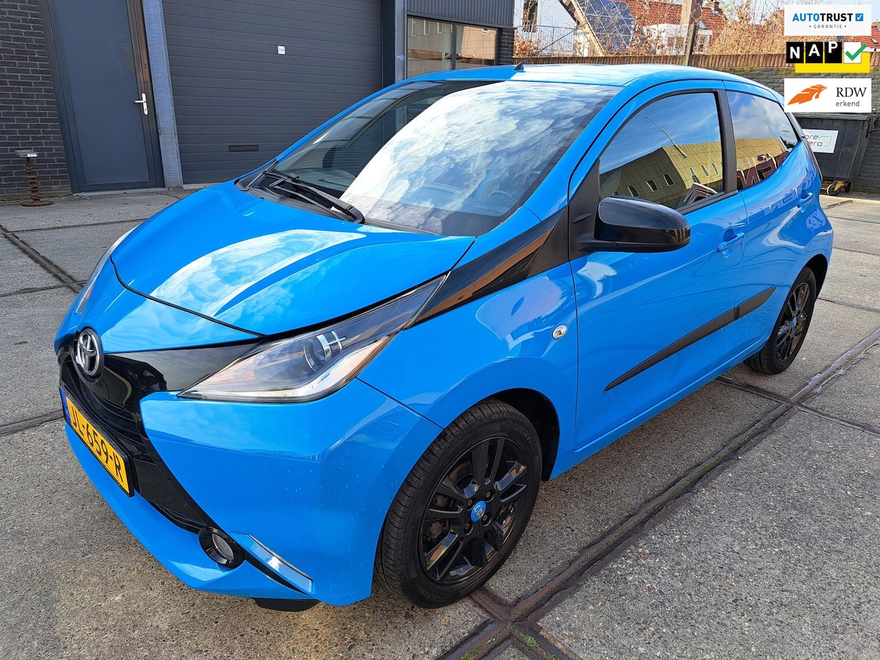 Toyota Aygo - 1.0 VVT-I-X SPECIALE UITVOERING NIEUWSTAAT 5 DEURS AIRCO NAVIGATIE CRUISE CONTROL - AutoWereld.nl