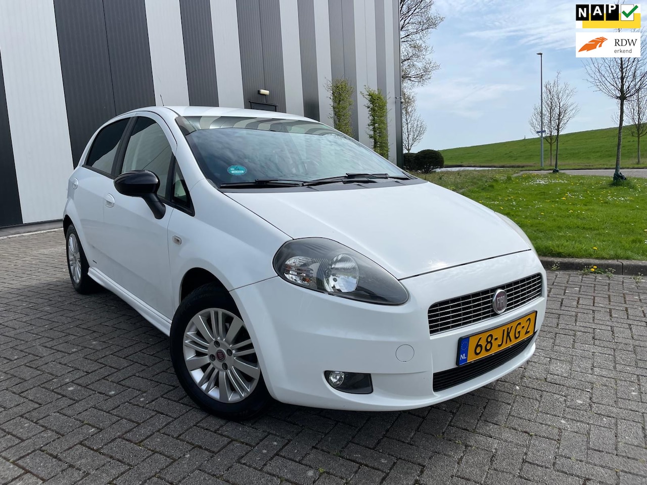 Fiat Grande Punto - 1.4-16V Racing Airco-Lmv-Elekpakket-2 Sleutels - AutoWereld.nl