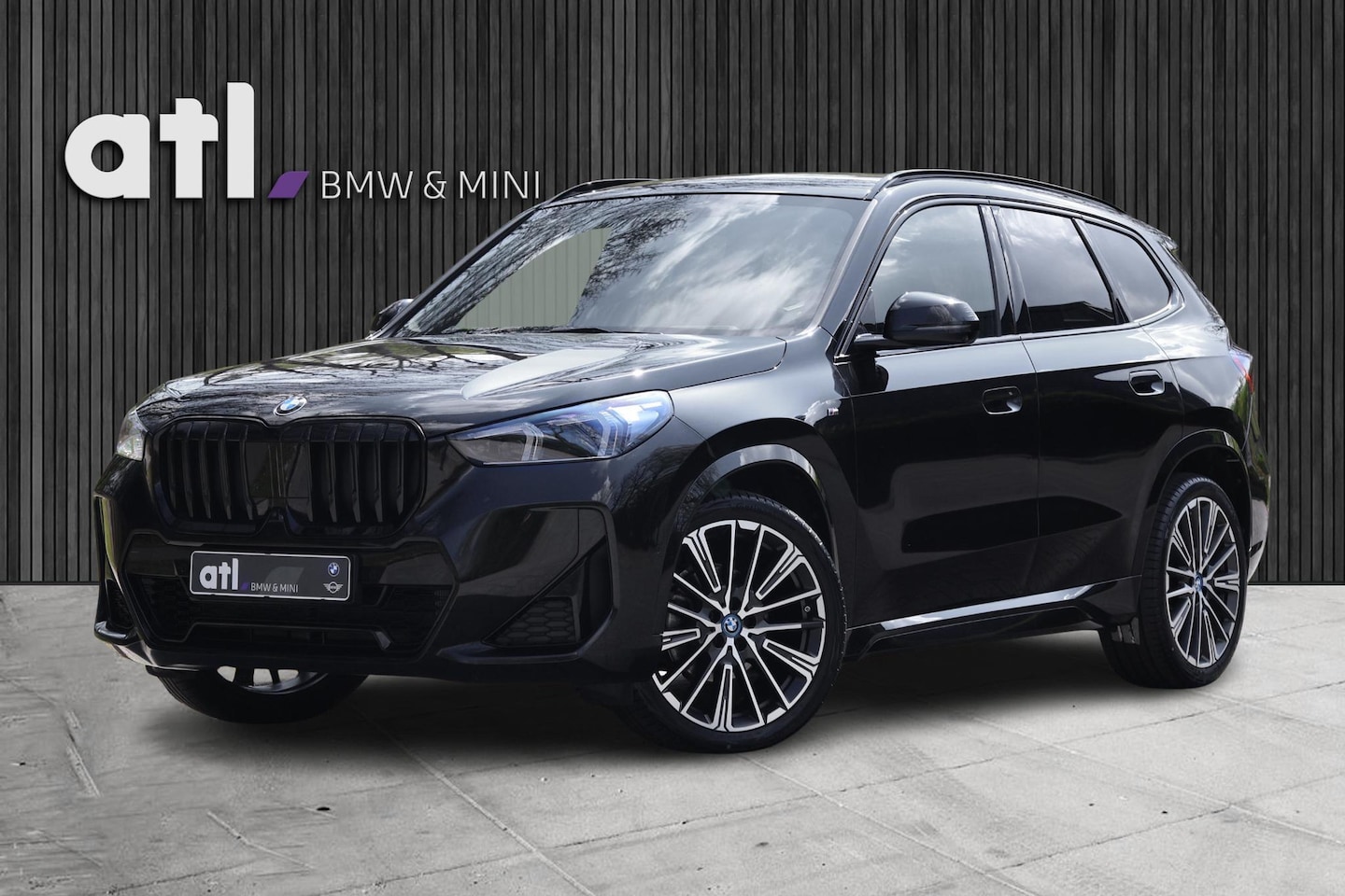 BMW X1 - sDrive18i M-Pakket | HUD | Keyless | Adap LED | 360 Camera | Stoelverwarming | DAB | Etc. - AutoWereld.nl