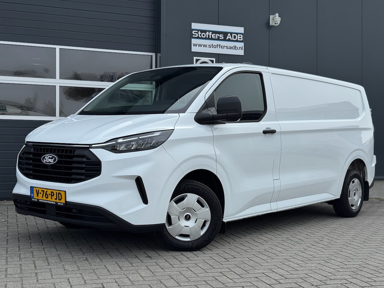 Ford Transit Custom - 320 2.0 TDCI L2H1 Trend 136pk | Navi | Carplay | BLIS | Camera | ACC | Betonplex | Winterp - AutoWereld.nl