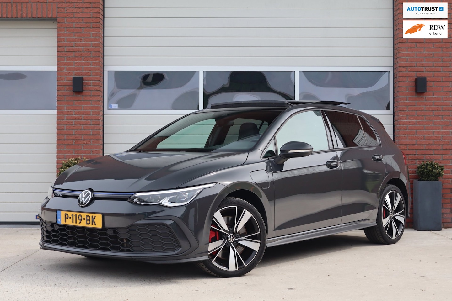 Volkswagen Golf - 1.4 eHybrid GTE Dealeronderhouden - Panoramadak - 18 inch - Verwarmd stuurwiel & stoelen - - AutoWereld.nl
