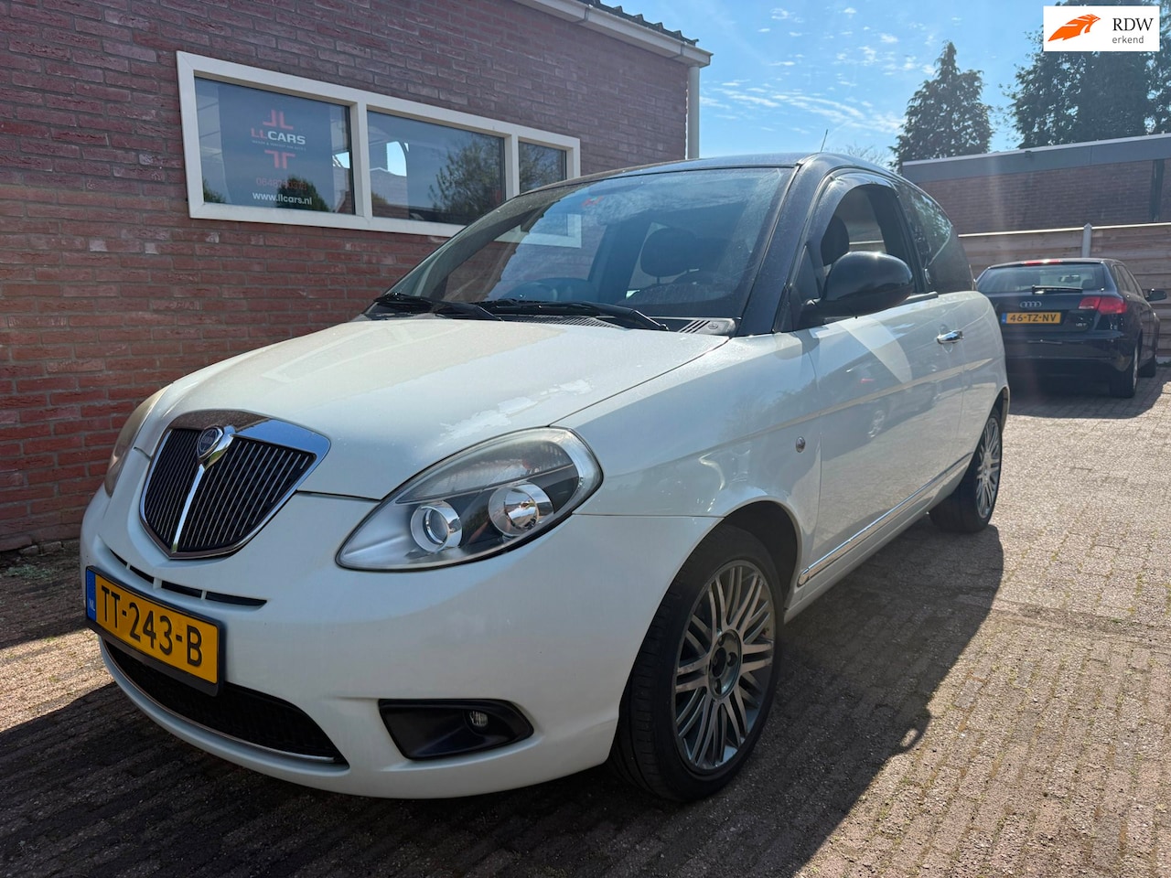 Lancia Y(psilon) - Ypsilon 1.2 Argento Airco LMV Leer apk 14-1-2027 PDC Scherm pioneer - AutoWereld.nl