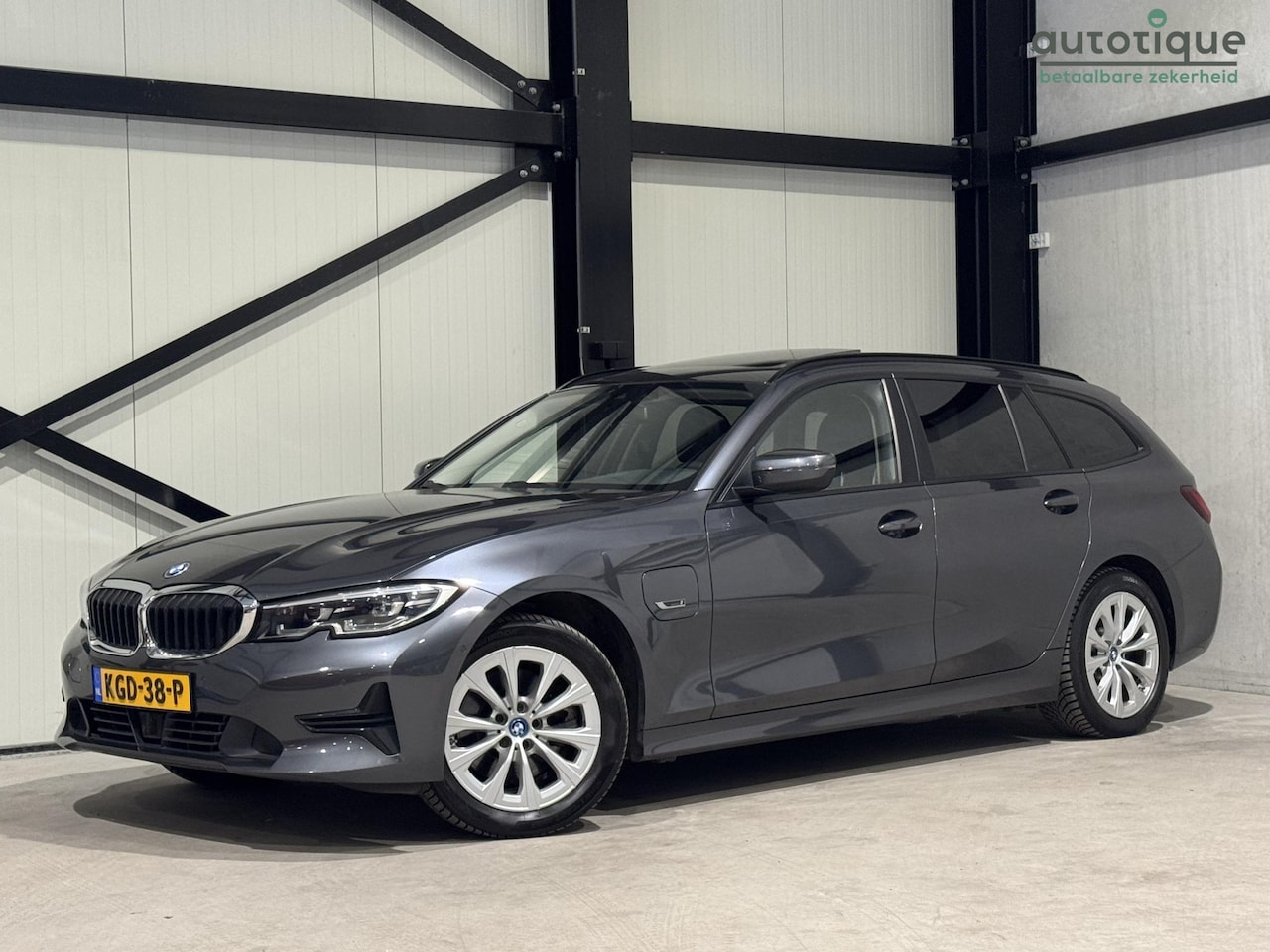 BMW 3-serie Touring - 320e xDrive Business | panorama | navi | led | trekhaak | - AutoWereld.nl