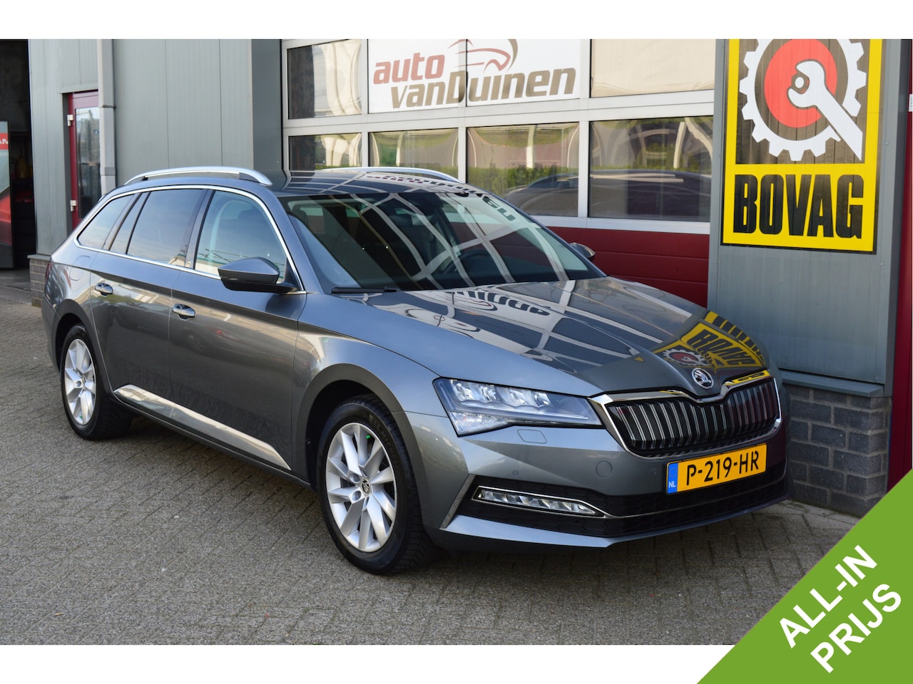 Skoda Superb Combi - 1.4 TSI iV Business Edition Plus O.a: Trekhaak, Stoelverw, PDC, Camera, Keyless, etc. All- - AutoWereld.nl