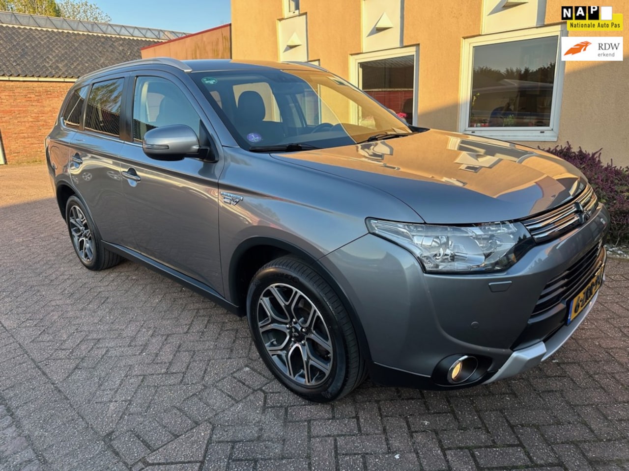 Mitsubishi Outlander - 2.0 PHEV Executive Edition X-Line NAVI CAMERA - AutoWereld.nl