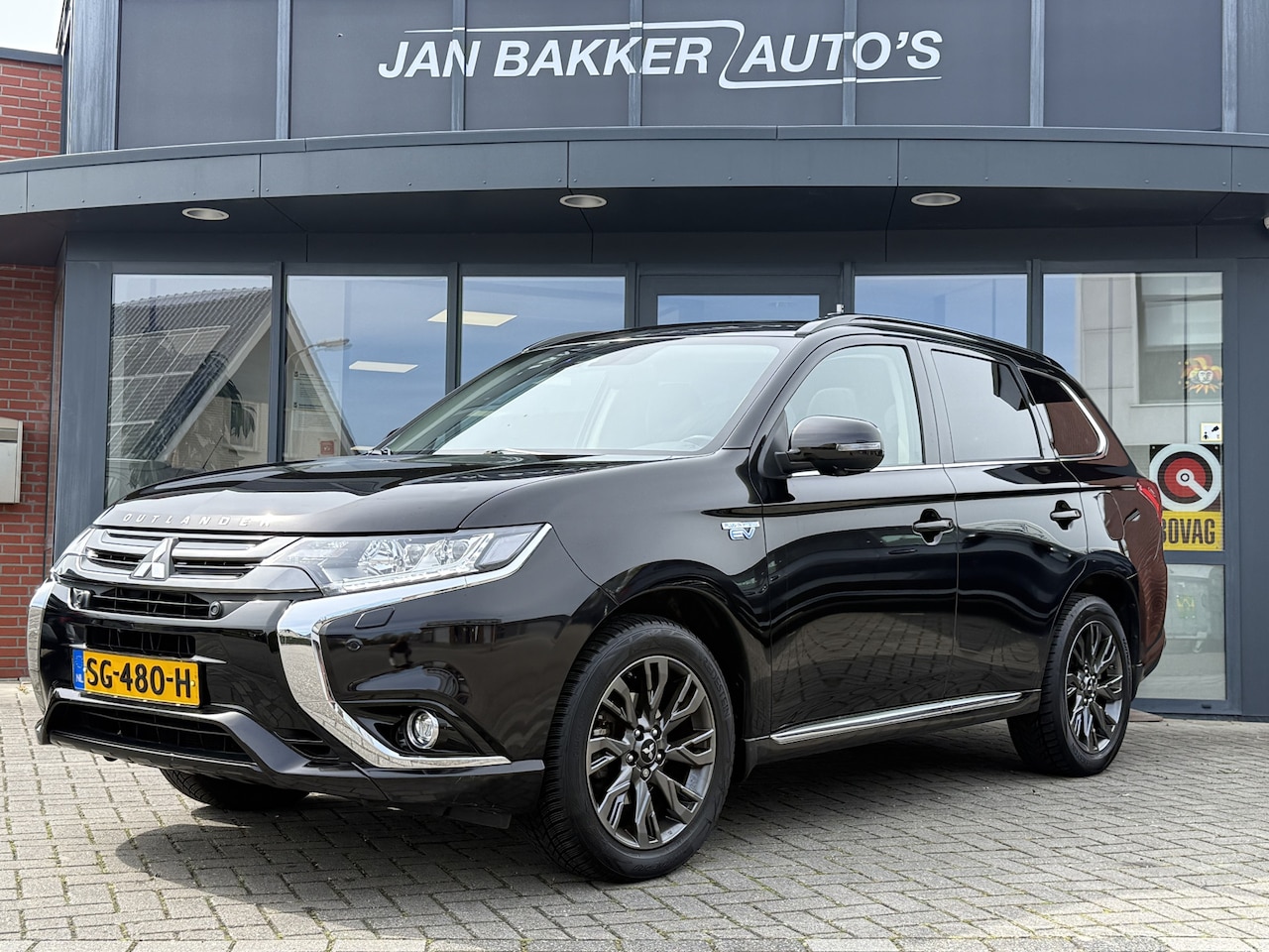 Mitsubishi Outlander - 2.0 PHEV S-Edition ✅ Leer ✅ Kanteldak ✅ Camera ✅ Trekhaak ✅ - AutoWereld.nl